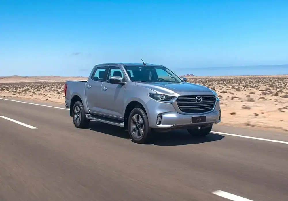 Camioneta Mazda BT-50 en un paisaje desértico.