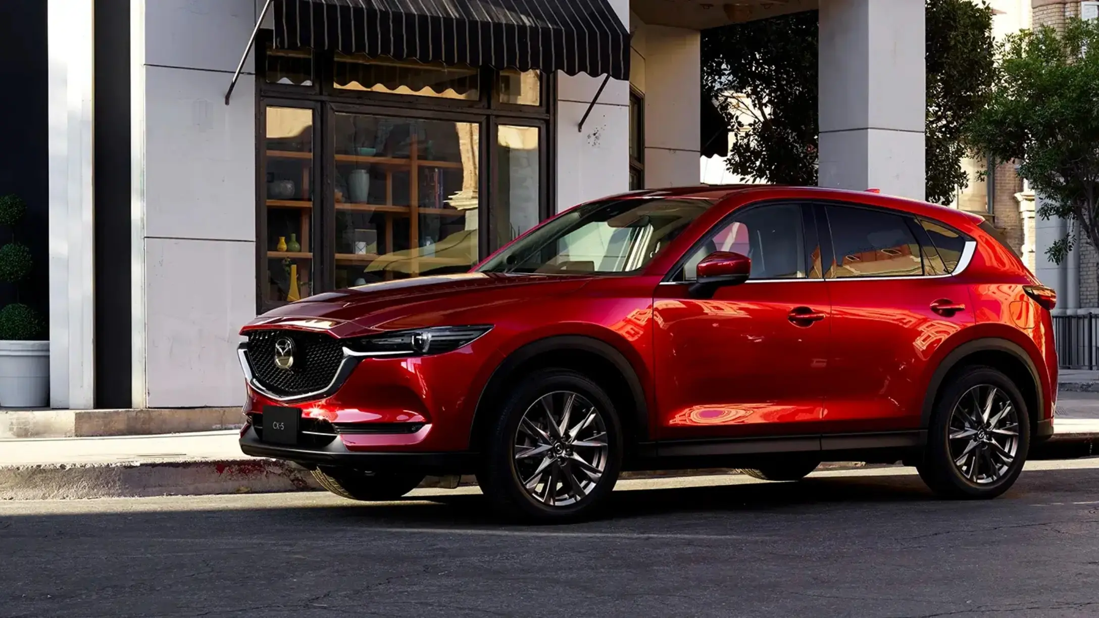 Mazda CX-5 rojo estacionado en la calle. 