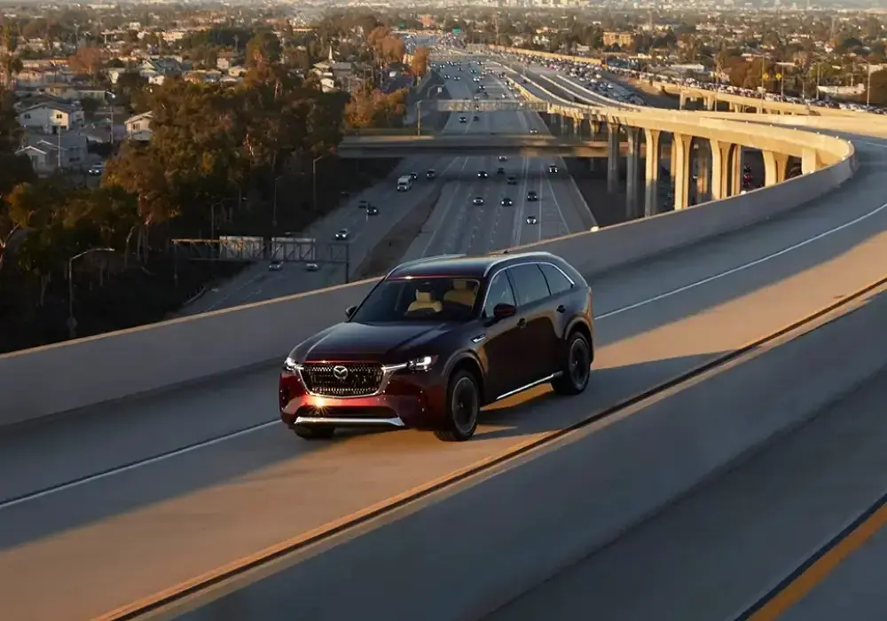 Mazda CX-90 de color rojo oscuro