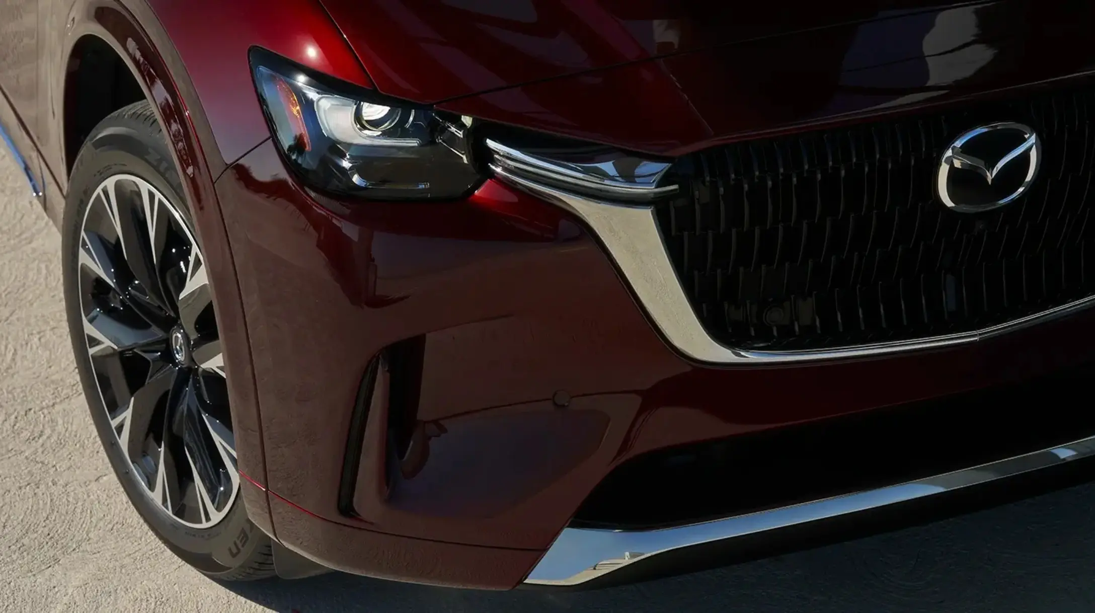 Parte delantera de un Mazda CX-90 de color rojo oscuro 