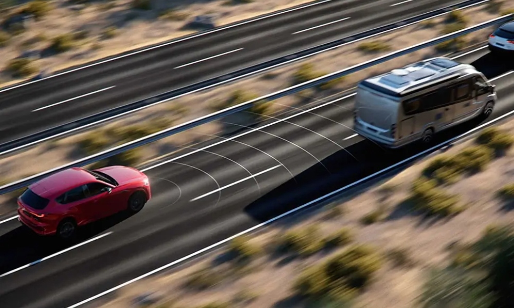 Muestra de&nbsp;tecnologia&nbsp;de seguridad de control crucero adaptativo en un auto Mazda.